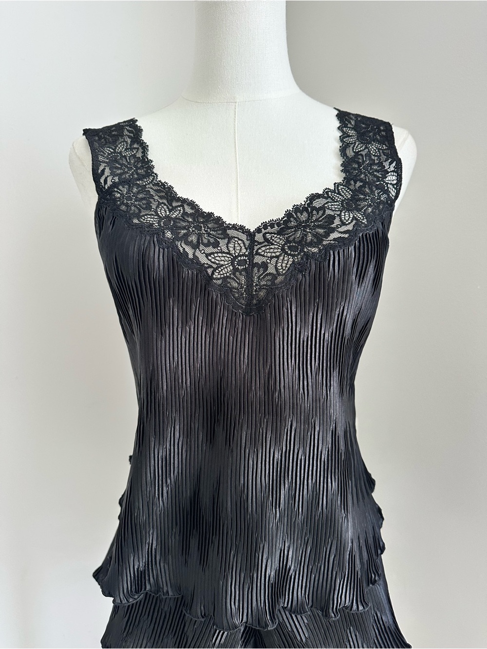 La Perla Vintage documented pleated top and shorts - Picture 6 of 14